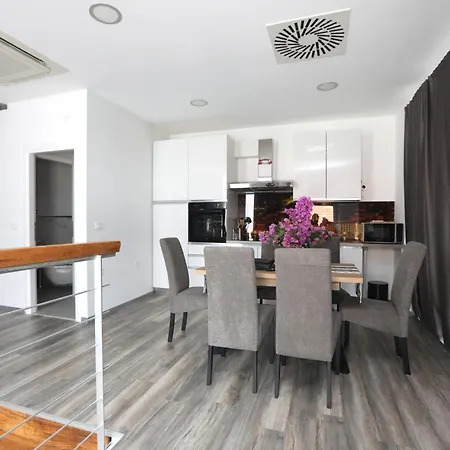 Apartment D R *