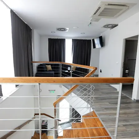 Dr With Free Private Parking Apartment *
