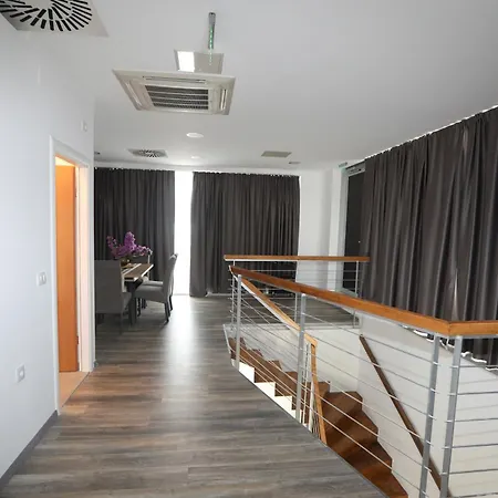 Dr With Free Private Parking Apartment *