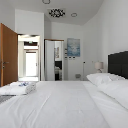 Dr With Free Private Parking Apartment *