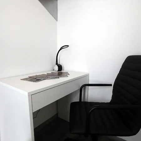 Dr With Free Private Parking Apartment