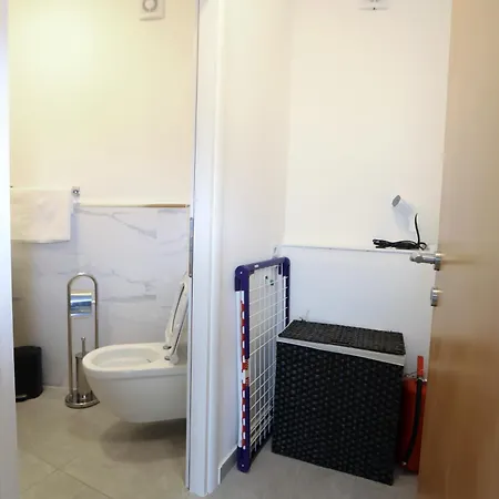 Dr With Free Private Parking Apartment *