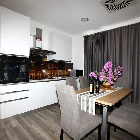 Apartment Dr With Free Private Parking *