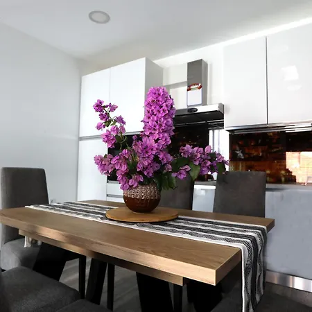 Apartment D R *