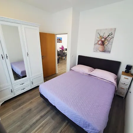 Dr With Free Private Parking Apartment *