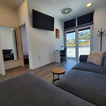 Dr With Free Private Parking Apartment
