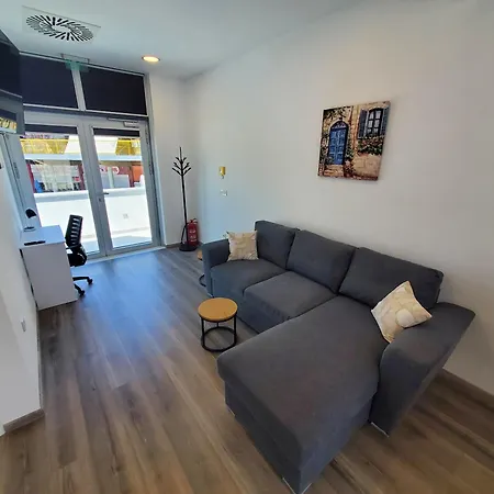 Dr With Free Private Parking Apartment *