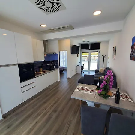 Dr With Free Private Parking Apartment