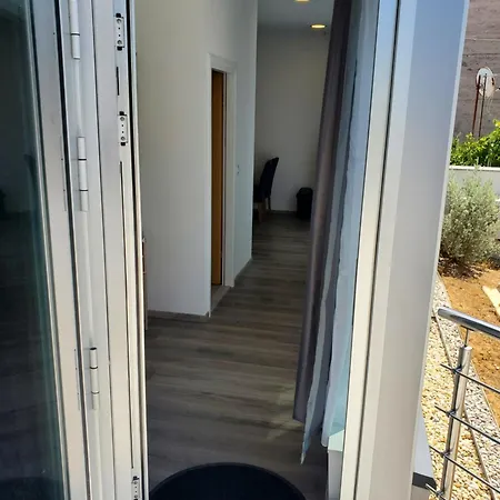Dr With Free Private Parking Apartment *