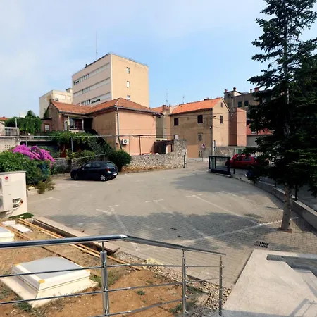 Dr With Free Private Parking Apartment