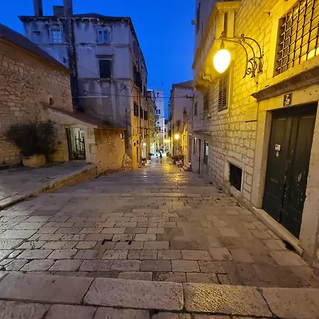 Dr With Free Private Parking Apartment